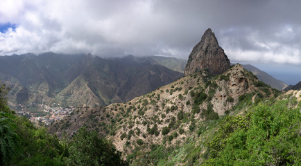 Fototapeta na wymiar La Gomera - Roque El Cano über dem Ort Vallehermoso