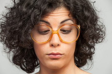 Ragazza con sguardo indeciso e dubbioso che guarda in basso