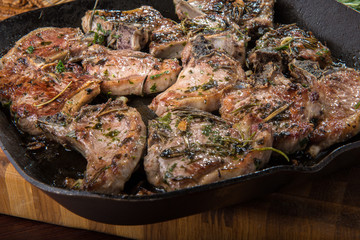 Costolette d'agnello alla scottadito cotte sulla piastra