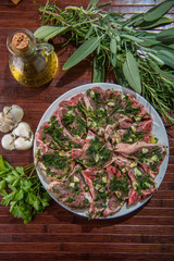 Marinatura delle  costolette d’agnello su un piatto