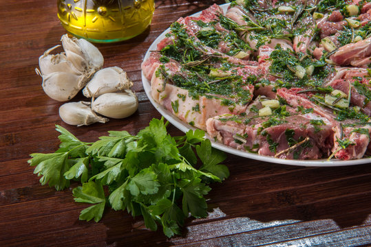 Marinatura delle  costolette d&rsquo;agnello su un piatto