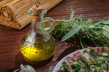 Marinatura delle  costolette d’agnello su un piatto