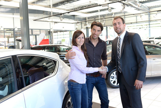 Verkaufsgespr&auml;ch im Autohandel // Sales talk in the car trade
