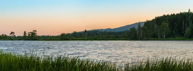Foto op Canvas Panorama of a small lake at dusk © Petrov Vadim