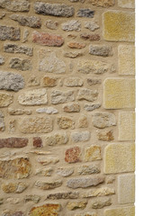 Freigestellte Natursteinmauer aus Granit mit schönen Ecksteinen