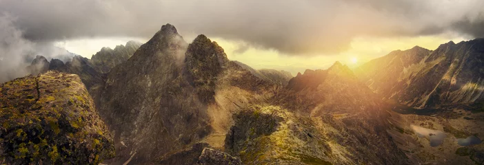 Tuinposter Panoramisch uitzicht op de bergtoppen van het Tatragebergte © aboutfoto
