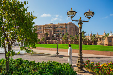 Fototapeta na wymiar Emirates Palace in Abu Dhab