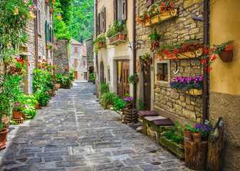 Obraz premium Włoska ulica w małym prowincjonalnym miasteczku Toskanii