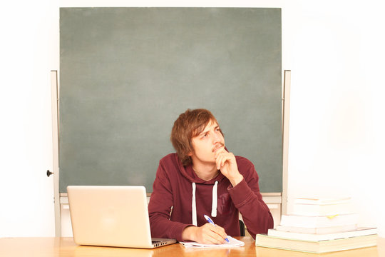nachdenklicher Sch&uuml;ler
