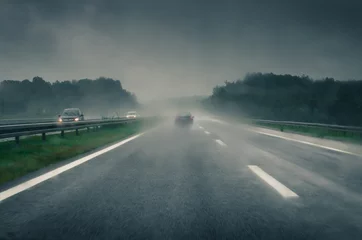 Fotobehang Onweer auto in storm