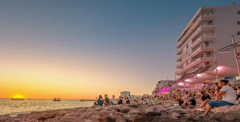 Crédence de cuisine en verre imprimé Mer / coucher de soleil Vue du coucher de soleil sur l& 39 île d& 39 Ibiza