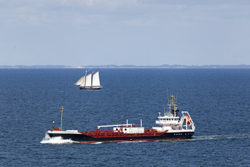 Tanker und Segelschiff auf der Ostsee