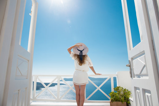 H&uuml;bsche Frau im wei&szlig;en Kleid auf Santorini in Creta