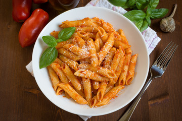 Penne con pomodoro e parmigiano, cucina italiana