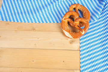 Bayrische Salzbretzel mit Rautenstoff auf Holzbrett