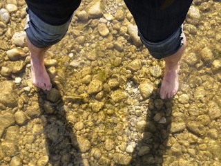 Kneipkur in kalter Isar