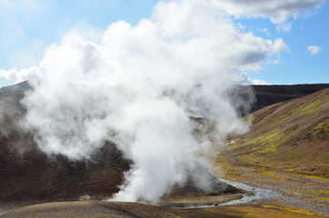 Геотермальный источник в горах Исландии