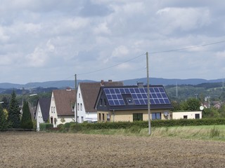 Modernes Wohnhaus mit Solarzellen und Photovoltaik im Sommer auf dem Lande im Löhne bei Herford in...