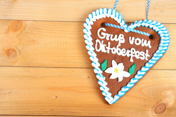 Lebkuchenherz auf Holzuntergrund