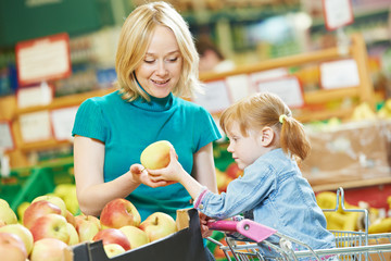 woman and little girl shopping fruits