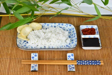 Foto auf Acrylglas Aziatisch eten met wit blauw servies © trinetuzun