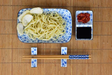 Foto auf Glas Asiatisches Essen mit weißblauem Geschirr © trinetuzun