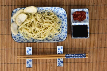 Foto auf Leinwand Aziatisch eten met wit blauw servies © trinetuzun