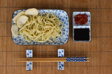 Rollo Aziatisch eten met wit blauw servies © trinetuzun