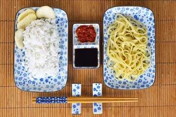 Tischdecke Aziatisch eten met wit blauw servies © trinetuzun