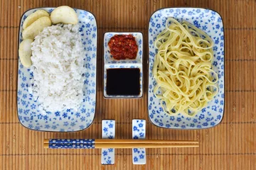 Fototapeten Aziatisch eten met wit blauw servies © trinetuzun