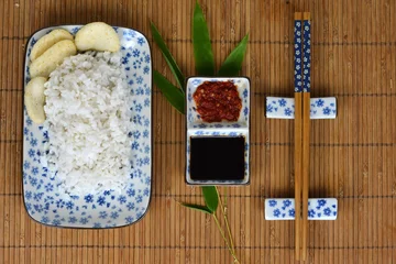 Foto auf Glas Aziatisch eten met wit blauw servies © trinetuzun