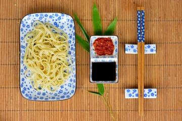 Foto auf Glas Aziatisch eten met wit blauw servies © trinetuzun