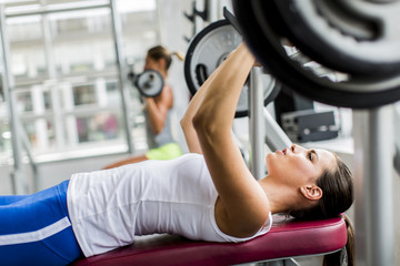 Obraz premium Young woman training in the gym