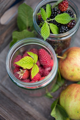 Leckere Brombeeren und Heidelbeeren im Glas