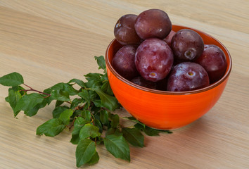 Plums in the bowl