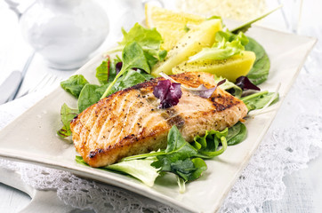 Lachsfilet mit Salat