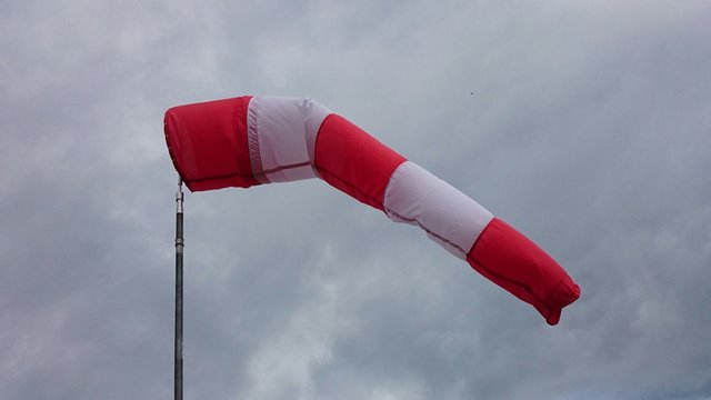 Windhose vor bew&ouml;lktem Himmel