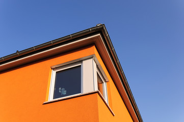 Fototapeta na wymiar modernes Haus mit Eckfenster