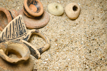 pezzi di vasi antichi su sabbia - obrazy, fototapety, plakaty