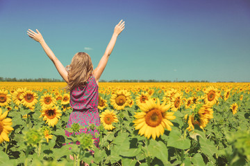 jeune femme, dans, champ tournesol