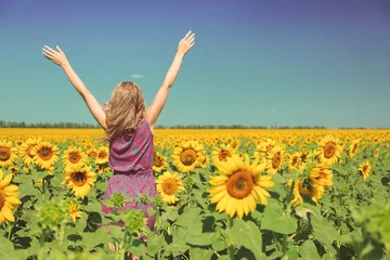 Foto auf Acrylglas Sonnenblume Junge Frau im Sonnenblumenfeld