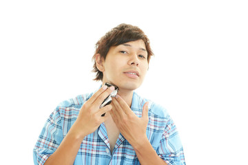 髭そりをする男性