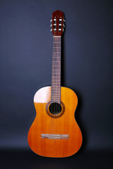 Naklejka premium Gitara na ciemnym tle