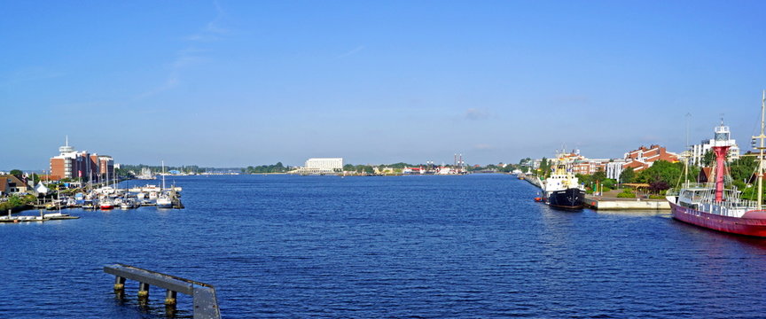 Haven von WILHELMSHAVEN ( Ostfriesland )