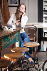 frau im cafe