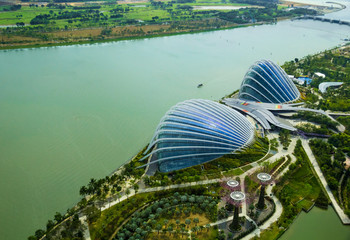 Naklejka premium Greenhouses in Gardens by the Bay and river, Singapore