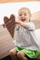Junger Mädchen hält Lebkuchenherz