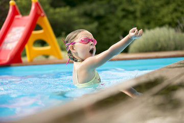 Junges Mädchen spielt im Swimming Pool