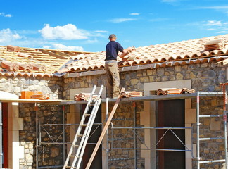 Construction d'un toit en tuiles rondes