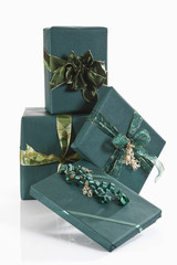 Geschenkpäckchen mit grünen Packpapier eingewickelt